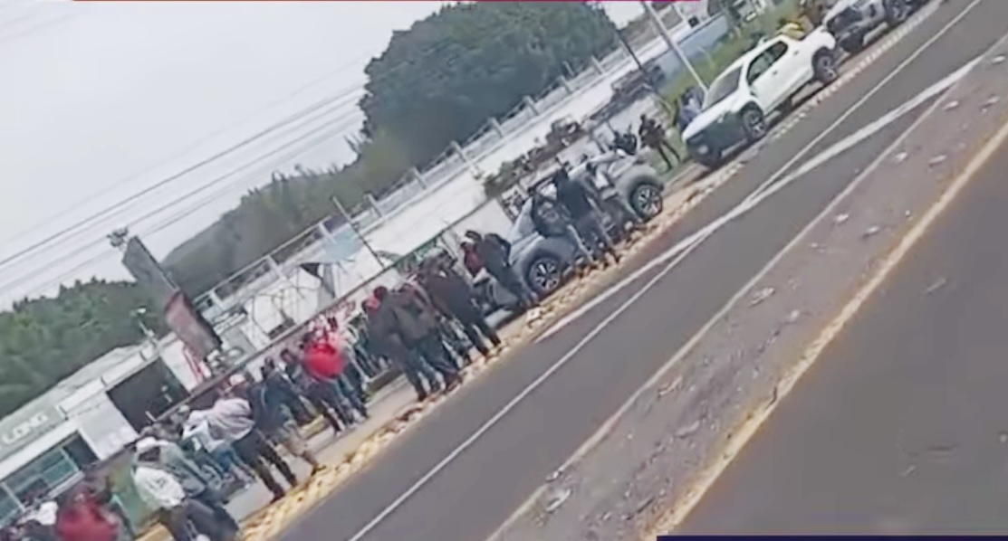 Artesanos de Veracruz bloquean federal a Atlixco-Puebla