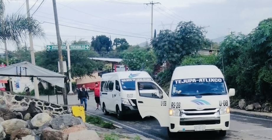 Casi se van a los golpes choferes del transporte público en Atlixco