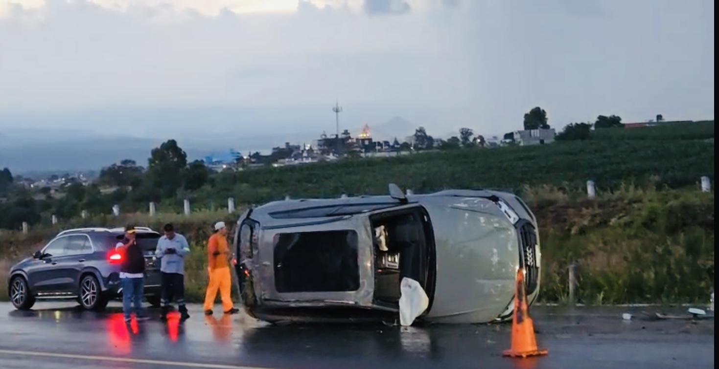 Camioneta de lujo Audi vuelca a gran velocidad en la vía Atlixcáyotl