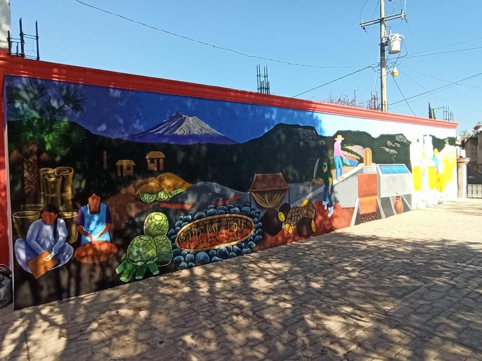 Artistas de Atlixco plasman mural sobre la historia del mezcal en Tochimiltzingo