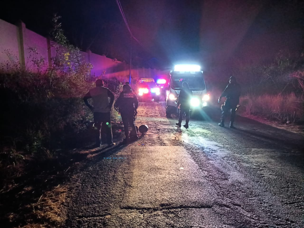 Por ir hablando por celular motociclista se estrella contra camioneta en Atlixco