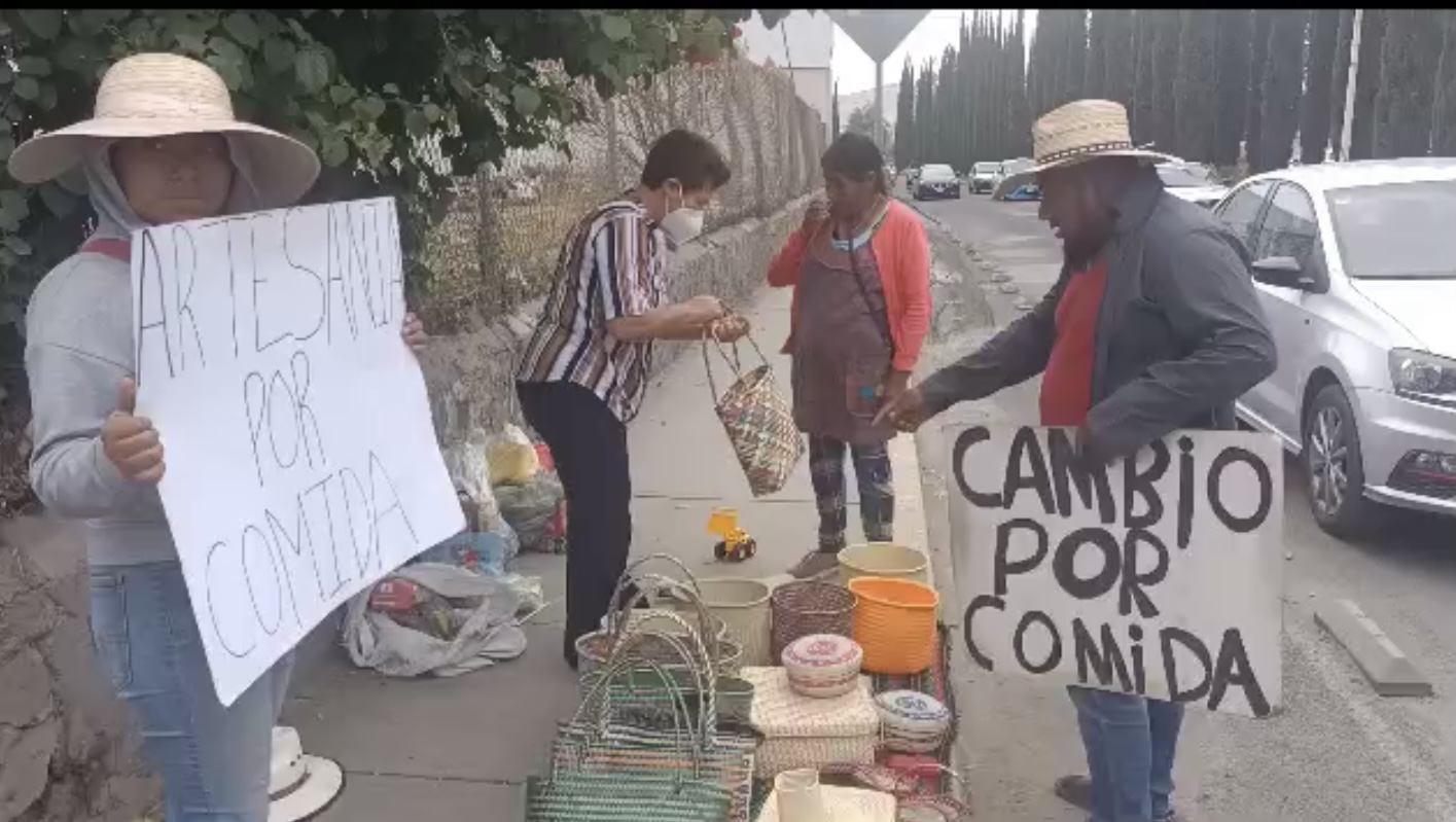 Artesanos de Oaxaca cambian artesanías por comida en Atlixco