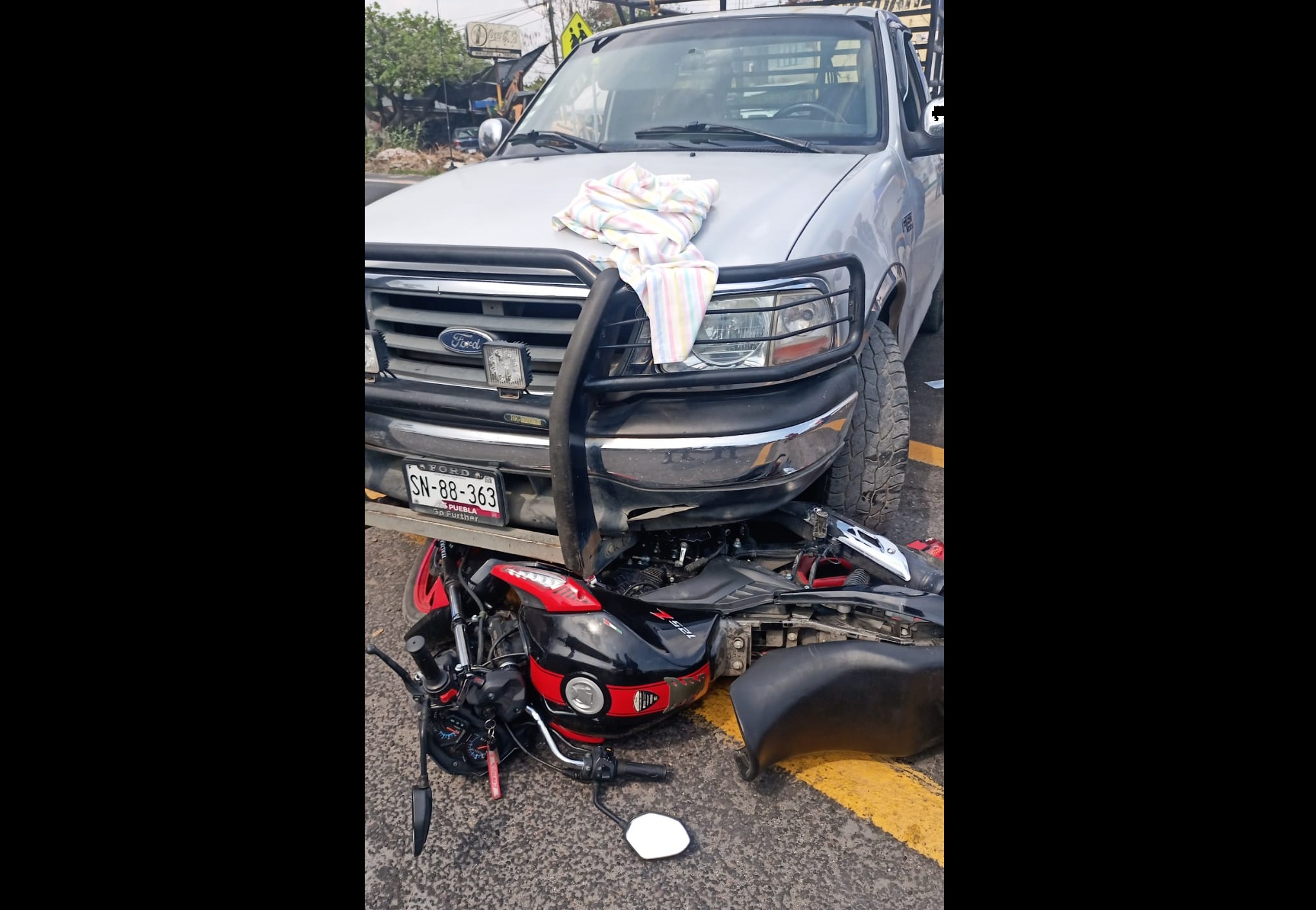 Camioneta prensa una moto en Atlixco; hay dos heridos