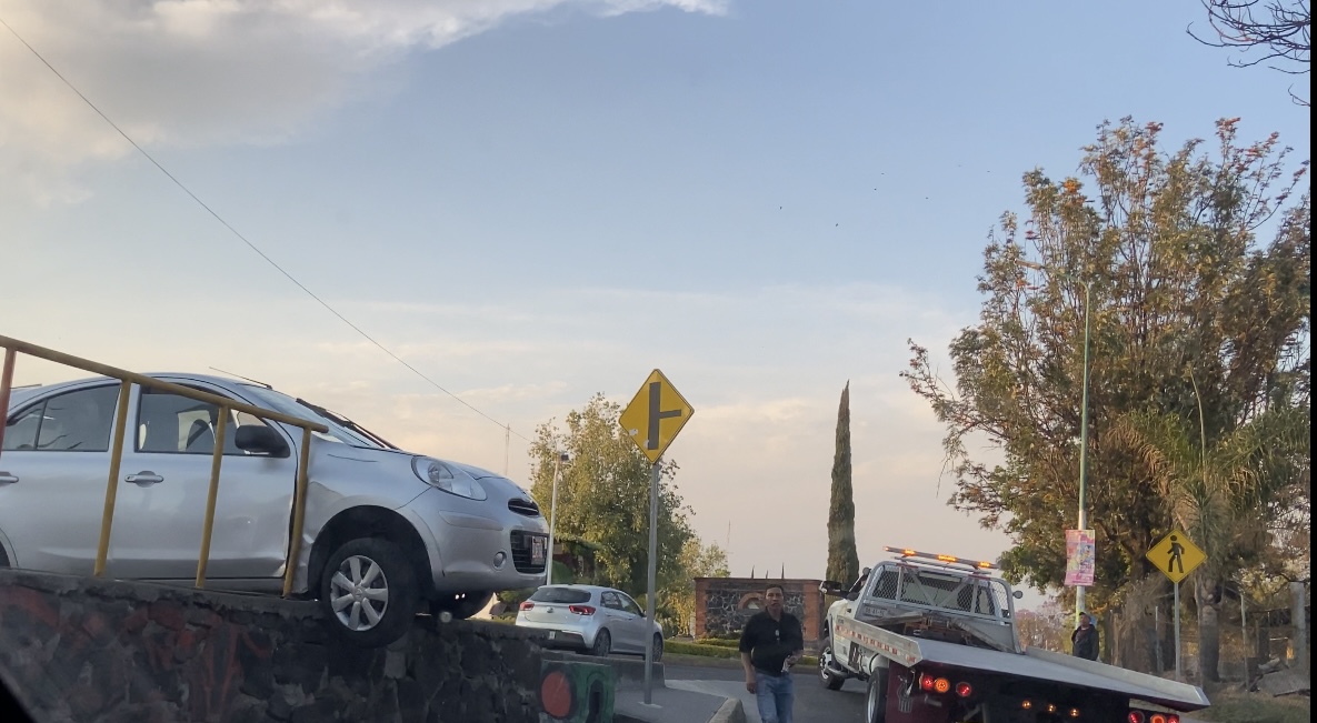 Auto se incrusta en camellón del bulevar Ferrocarriles de Atlixco 