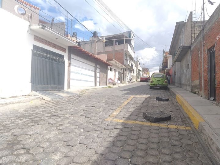 Apartan lugares hasta con piedras, así el descontrol vial en Atlixco