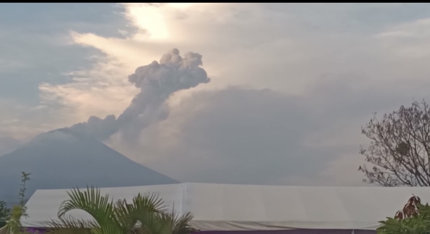 Valle de Atlixco suma 72 horas con caída de ceniza del Popocatépetl