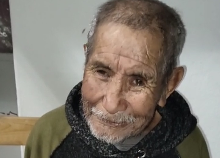 Atlixquenses ayudan a abuelito extraviado a volver a casa