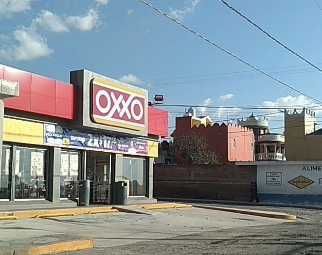 Tras zafarrancho, clientes y empleados del Oxxo logran tregua
