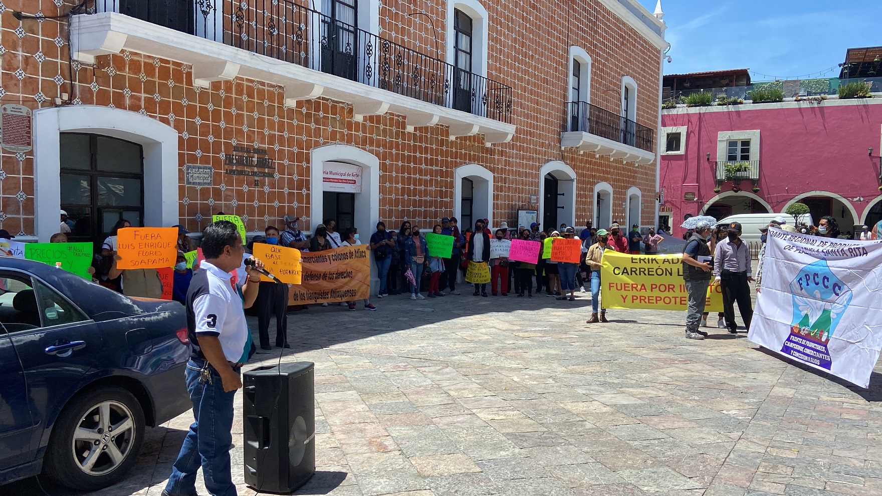 Productores y vecinos protestaron contra funcionarios municipales de Atlixco