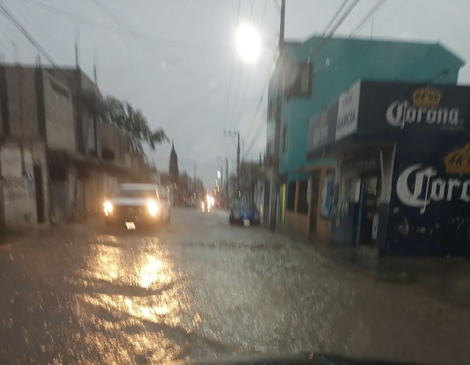 Lluvia inunda calles de Atlixco este miércoles