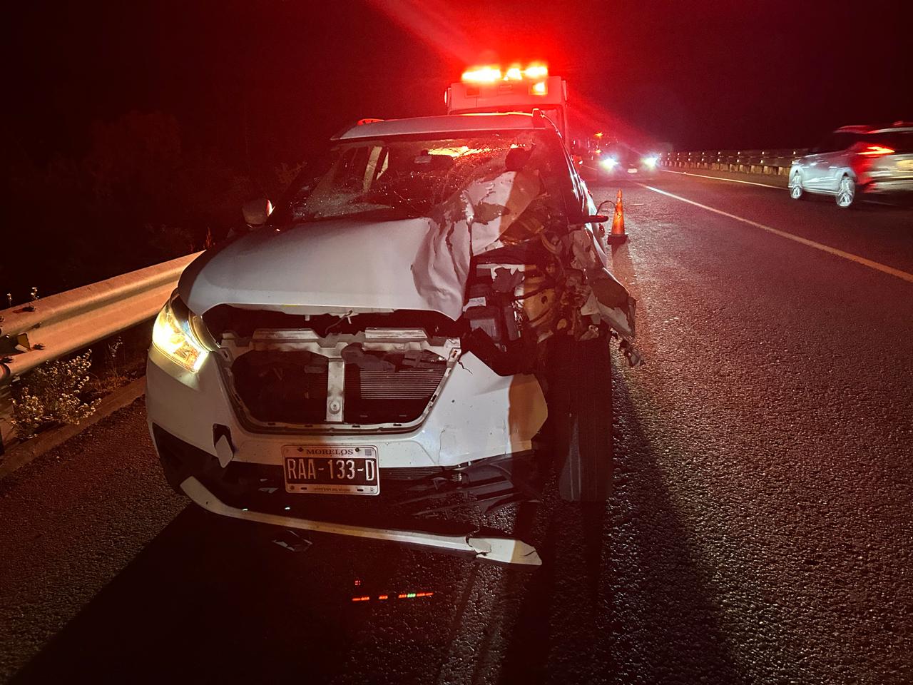 Chocan camioneta de lujo y vaca en la autopista Siglo XXI