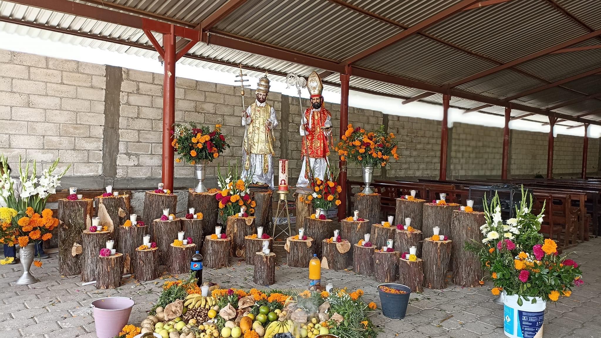 La particular ofrenda de troncos y petate en San Pedro Benito Juárez, Atlixco