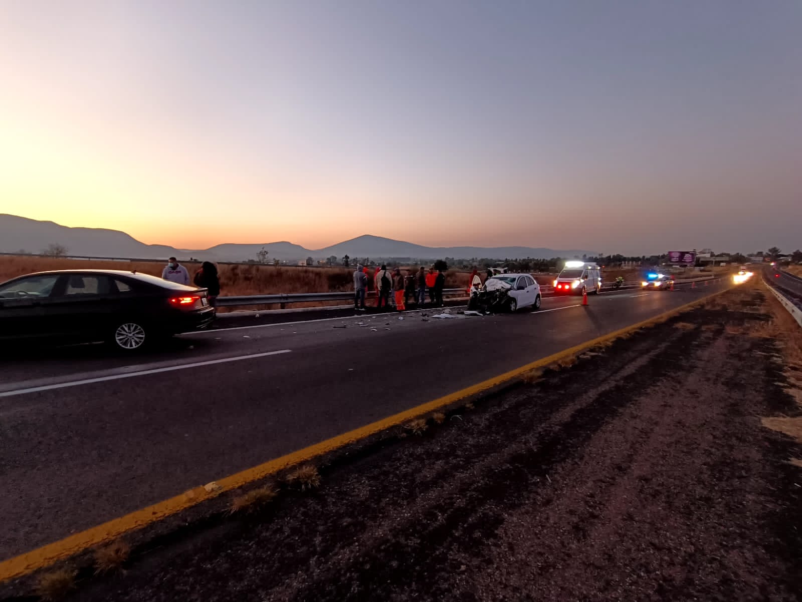 Muere policía estatal al impactarse contra tráiler en la Vía Atlixcáyotl