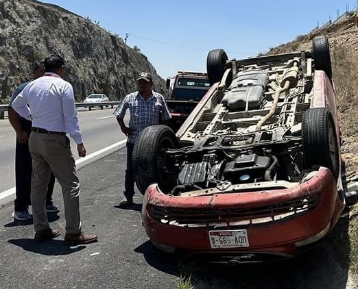 Camioneta de lujo choca y se voltea en la vía Atlixcáyotl