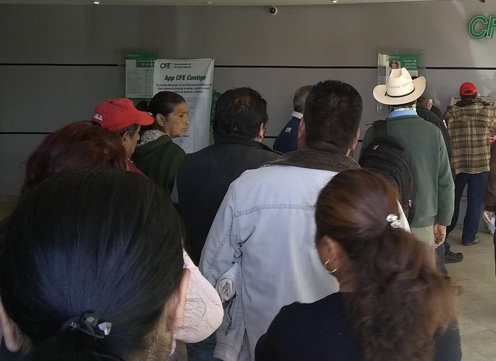 Usuarios de CFE en Atlixco pasan caos por problemas con cajeros 