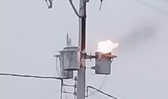 Se incendia transformador al caerle un rayo en Atlixco