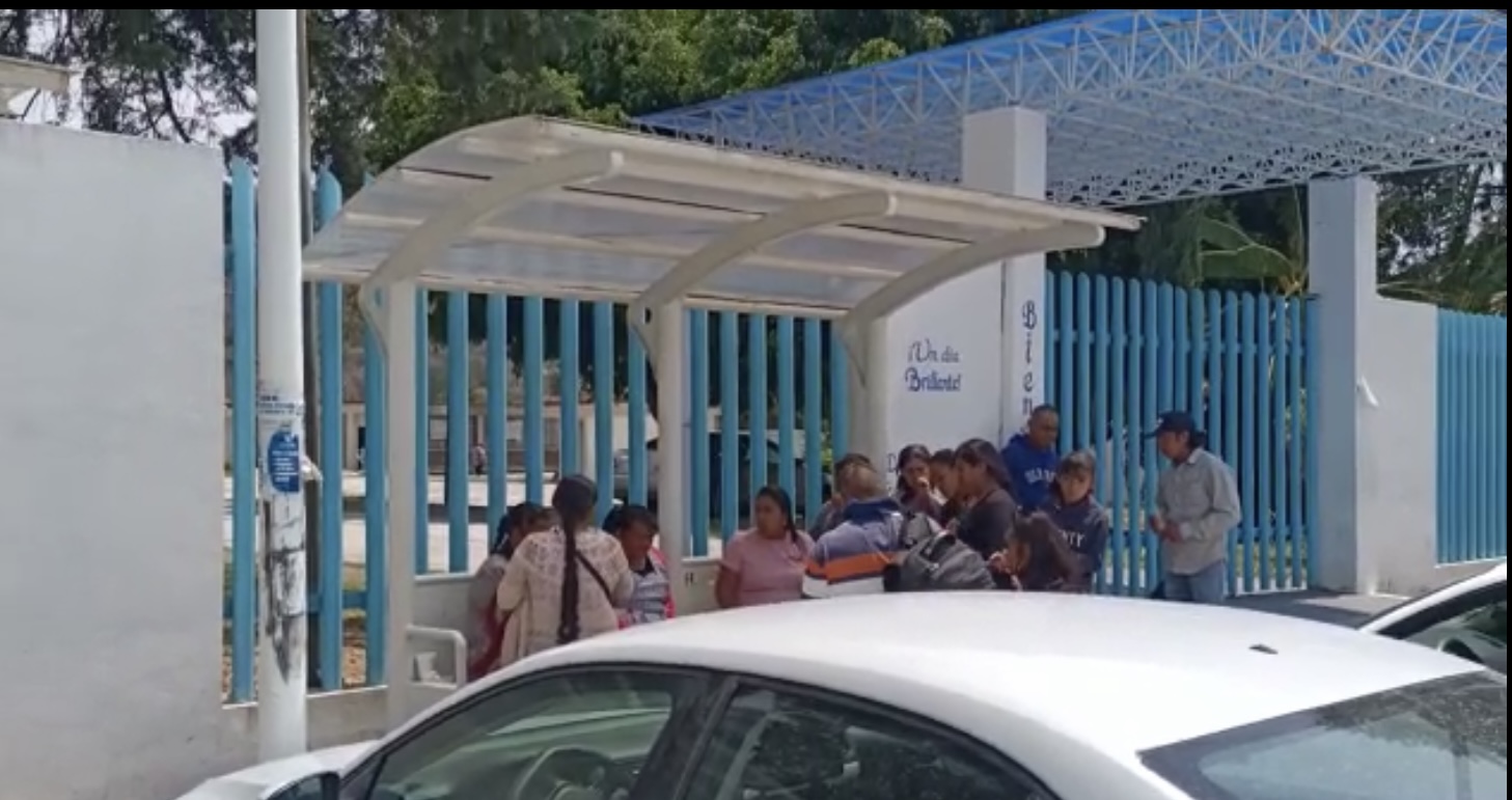 Por segunda ocasión padres cierran escuela secundaria en Tochimilco