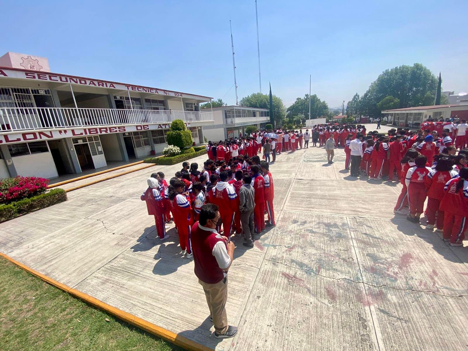 Padres de Atlixco pagan entre 800 y mil pesos para graduación de secundaria