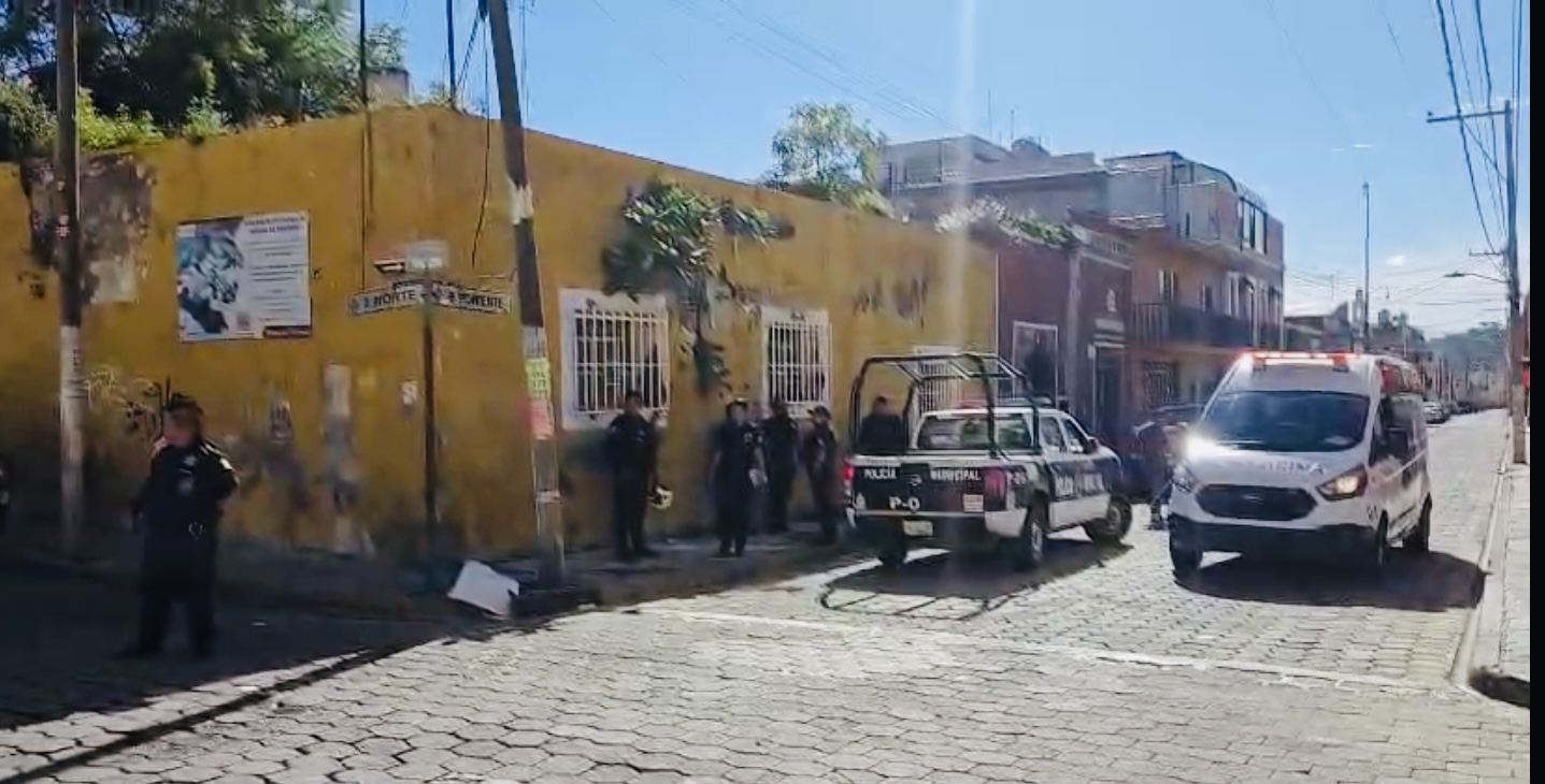 Entre sirenas y un choque se registra persecución en el centro de Atlixco