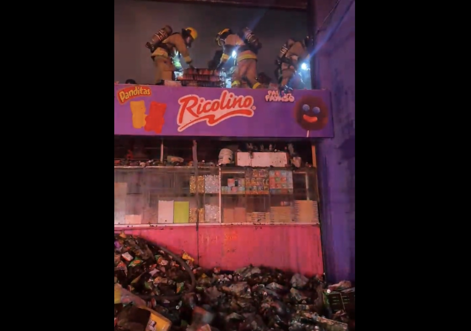 Tras 7 horas, controlan incendio en dulcería Candy de la Central de Abasto