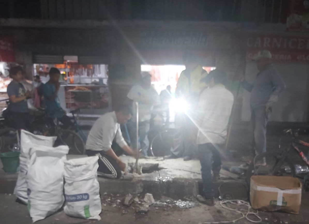 Ambulantes de Atlixco perforan calle y desatan furia de vecinos