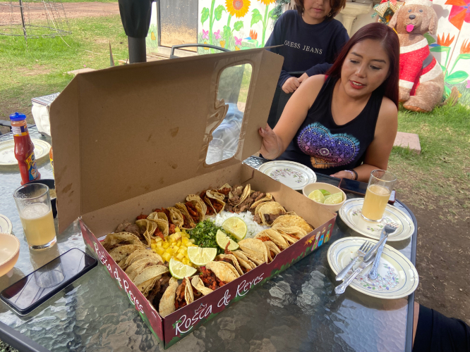 Atlixquenses se deleitan con rosca de tacos por Día de Reyes