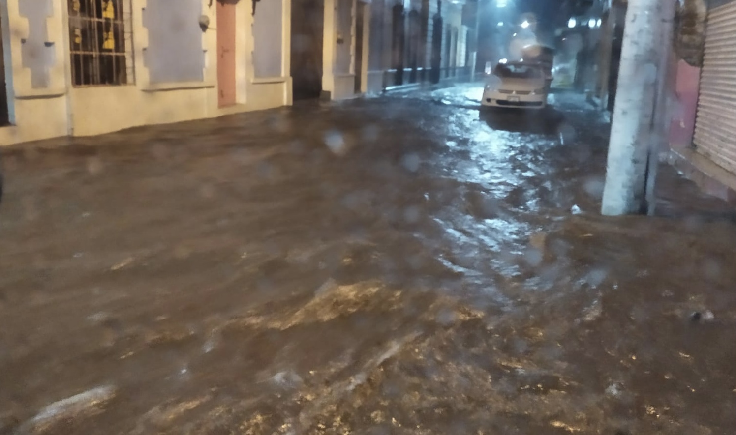Intensa lluvia deja inundaciones en centro de Atlixco