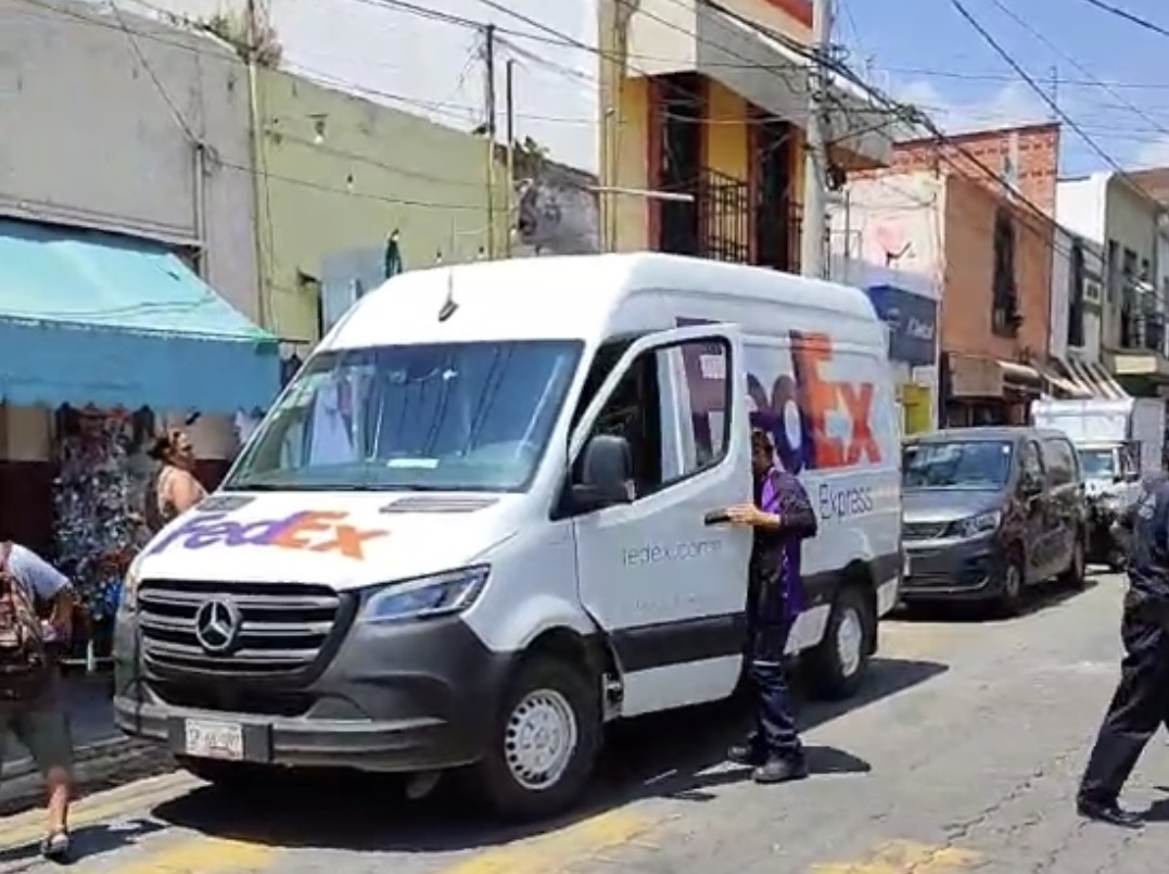 Chofer de FedEx se salta valla de seguridad en escuela en Atlixco