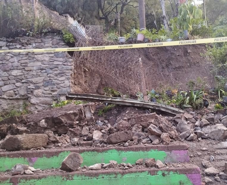 Reportan desprendimiento de una zona del cerro de San Miguel en Atlixco