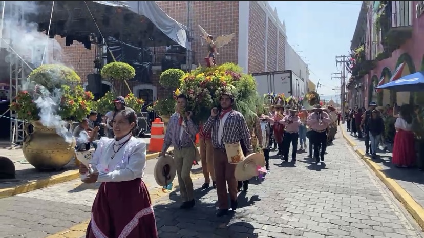 Caminan danzantes del Atlixcáyotl hasta la punta del cerro de San Miguel