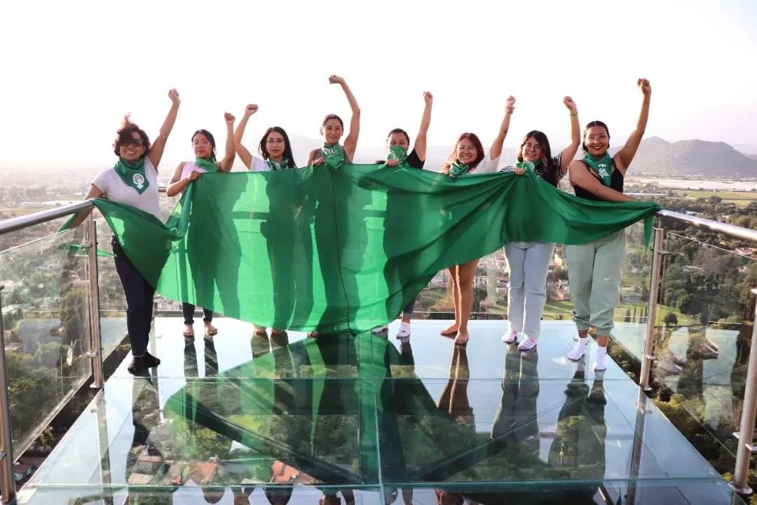 Feministas despliegan pañuelo verde en mirador del cerro de San Miguel en Atlixco