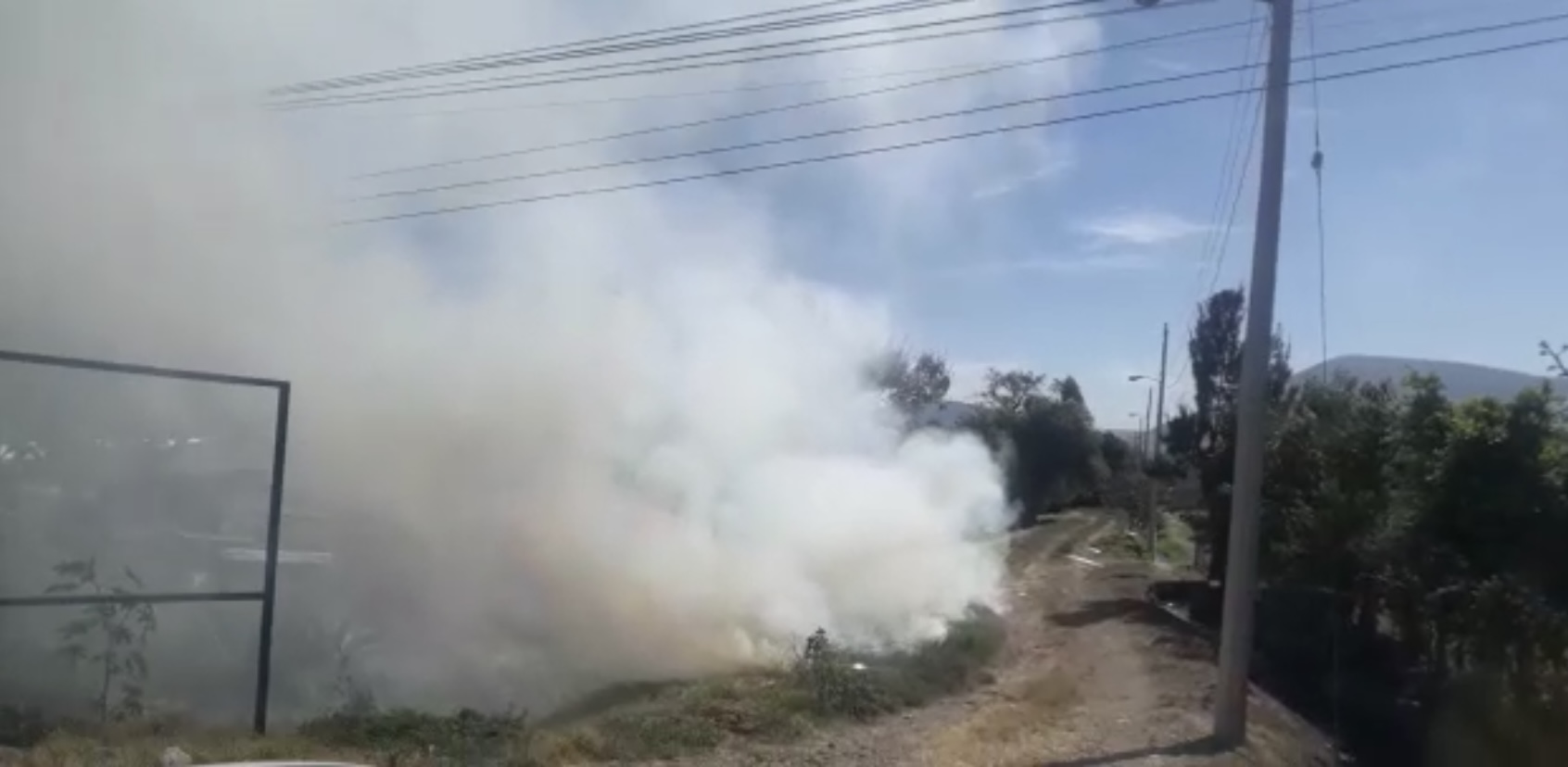 Incendio de pastizal hace correr a vecinos en zona vip de Atlixco