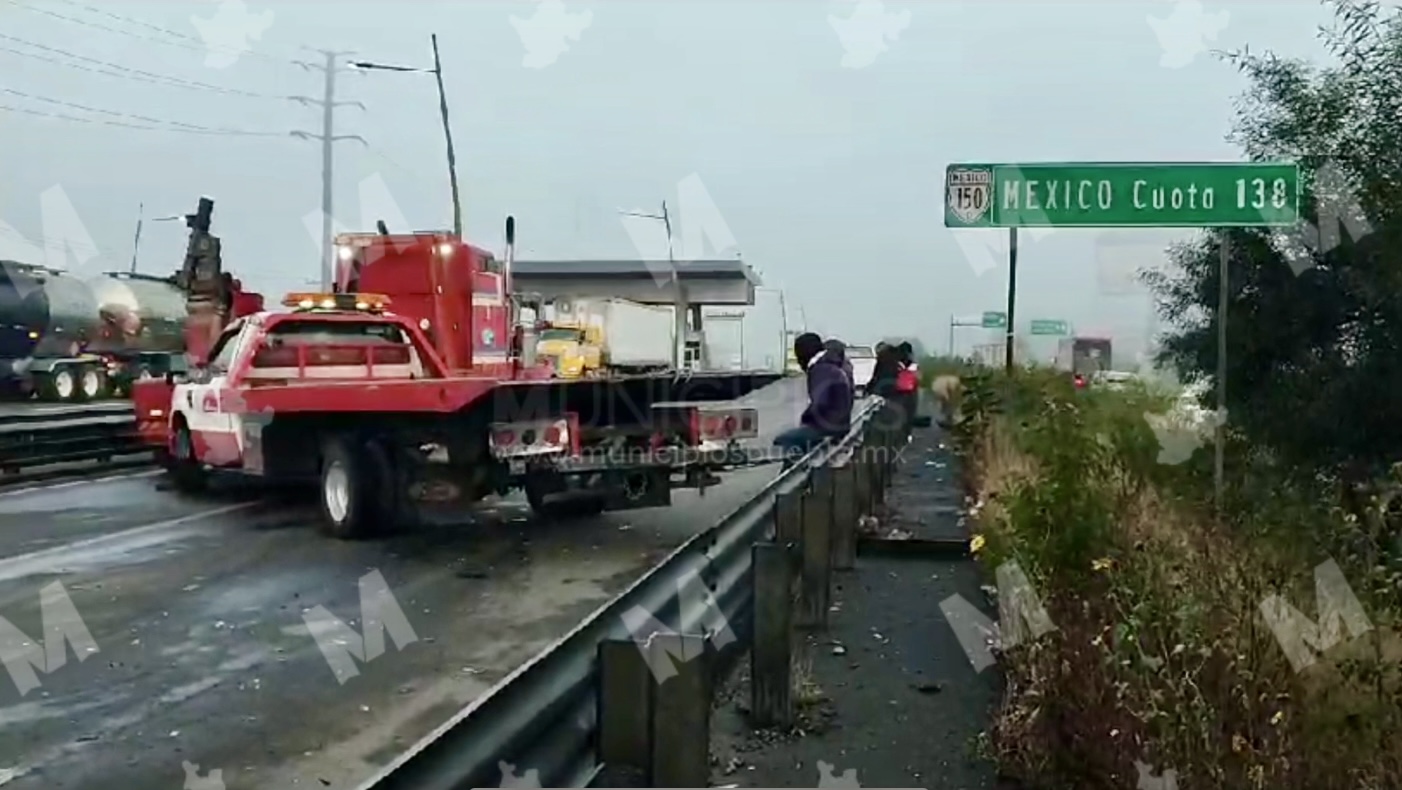 Tractocamión embiste y mata a operador de grúa sobre la México-Puebla