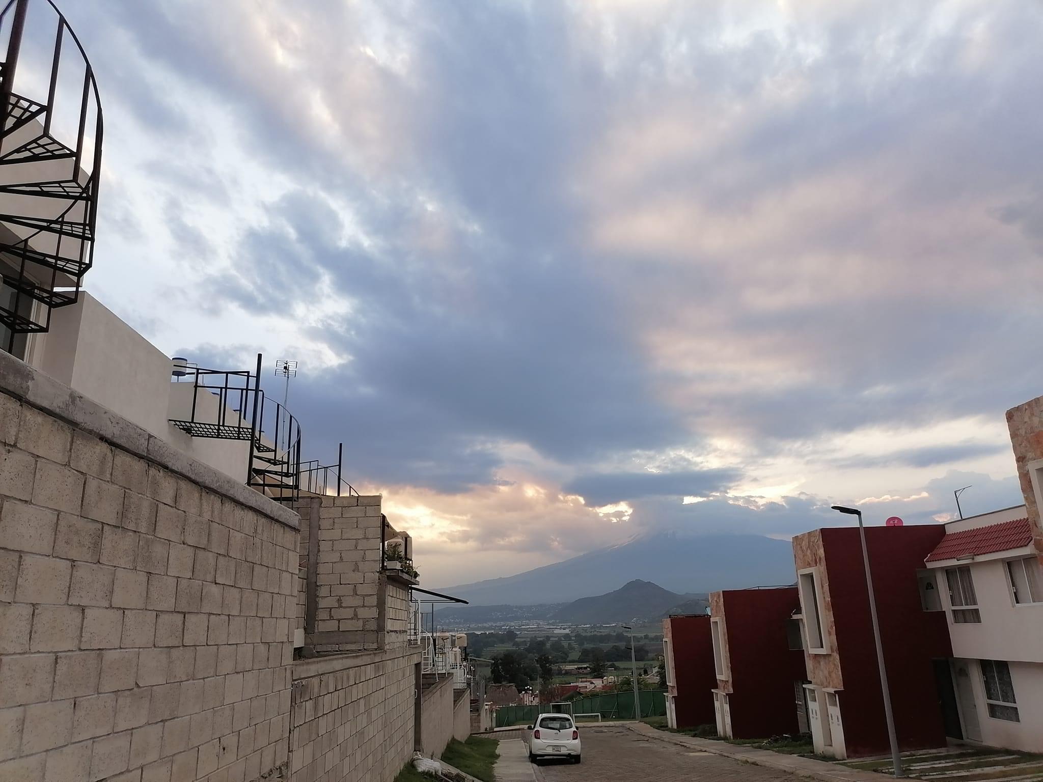 Vecinos del Popocatépetl bromean tras cambio de semáforo de alerta