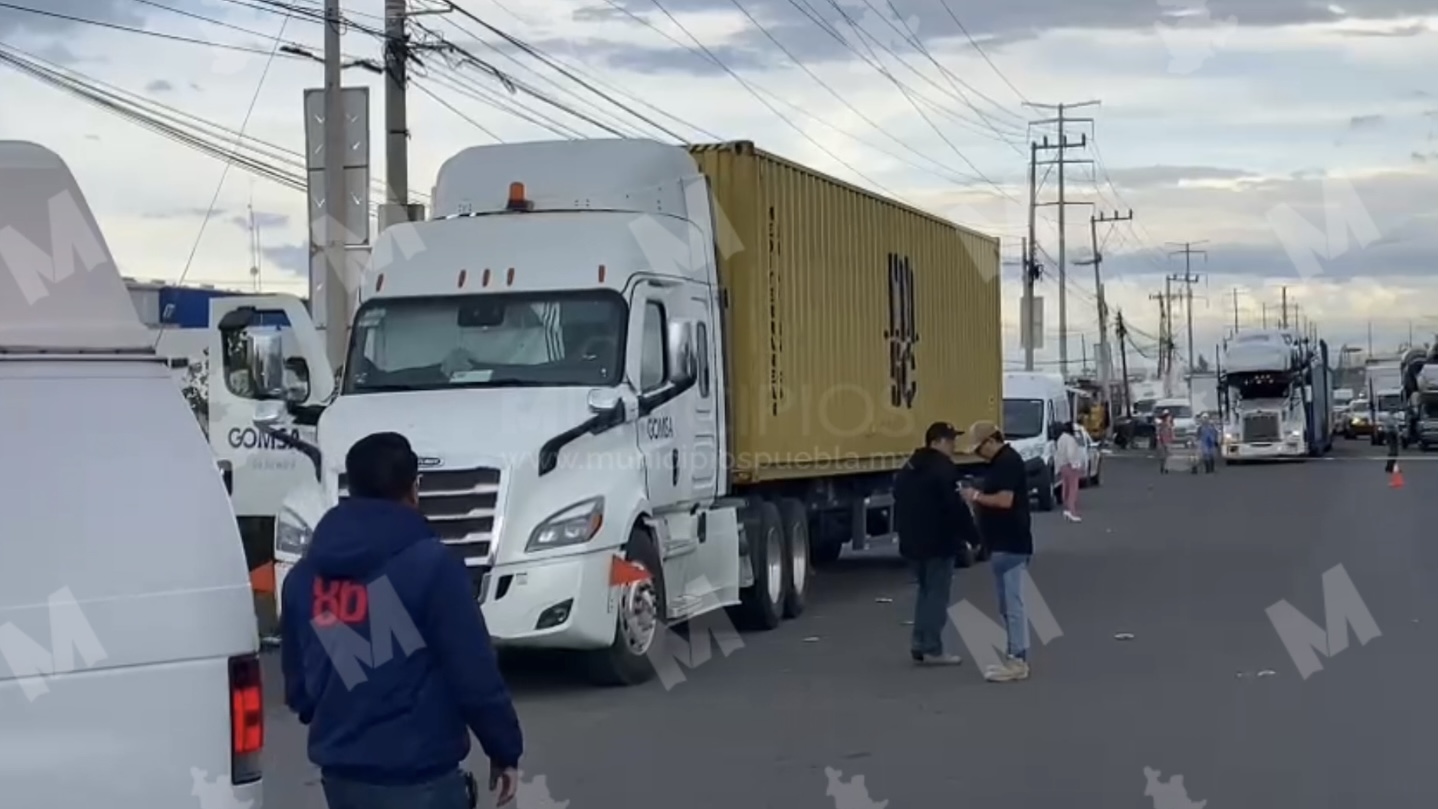 Hallan a trailero muerto en su unidad sobre Periférico Ecológico