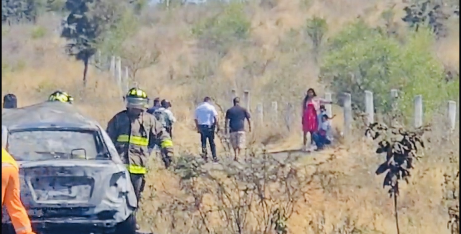 Se incendia auto particular en la vía Atlixcáyotl