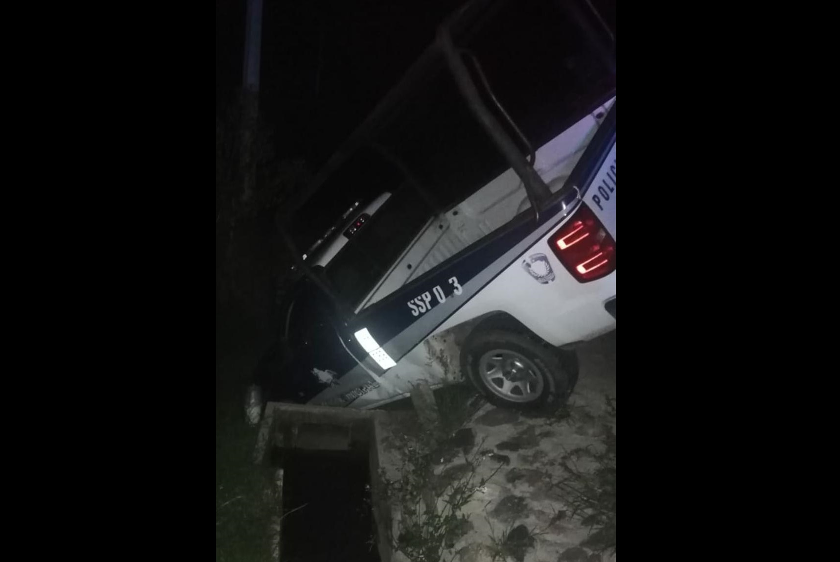 Policías se van con todo y patrulla en barranco de Atlixco