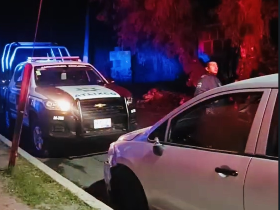 Vehículo impacta a motociclista y este atropella a tres personas en Atlixco