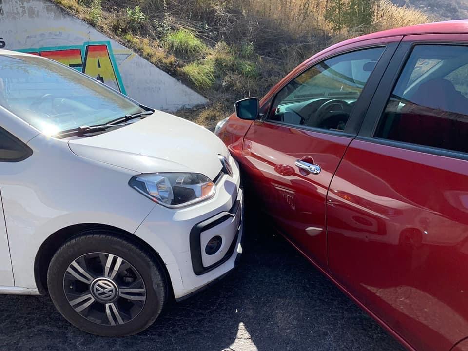 Chocan de frente un par de autos particulares frente al IMSS Metepec en Atlixco