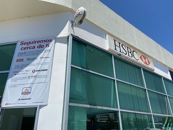 Cierra una de las dos sucursales del HSBC en Atlixco y los clientes enfurecen