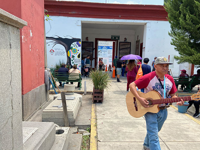 Cerca de 10 mil personas visitan el panteón de Atlixco por el 10 de mayo