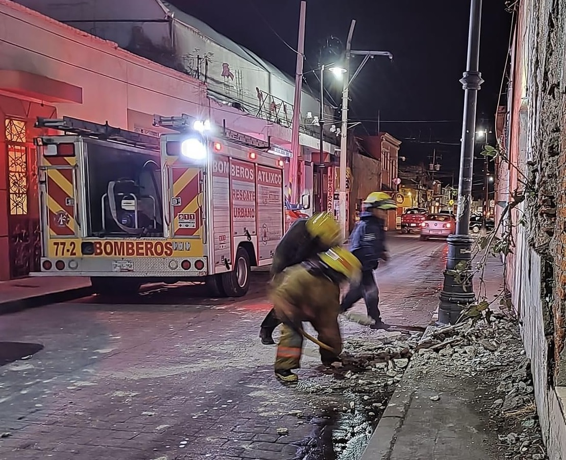 Lluvia derriba parte de la fachada de casa antigua en Atlixco