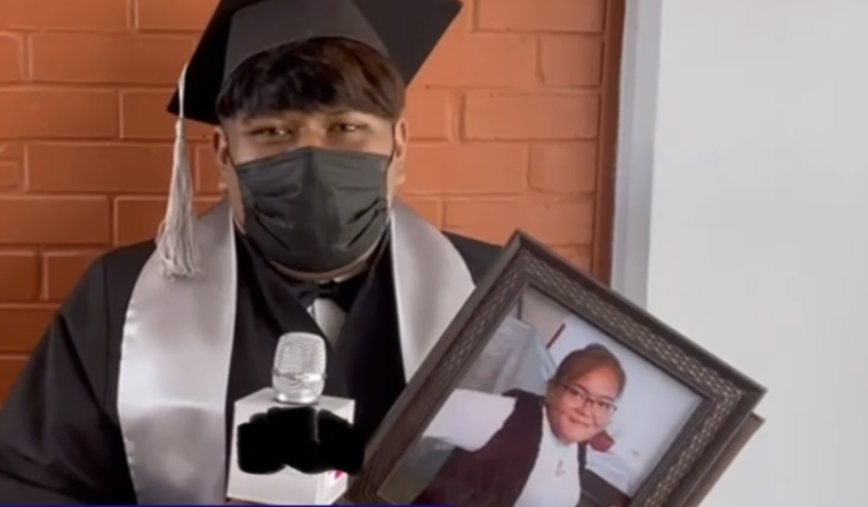 Le aplauden en su graduación al mostrar foto de familiar muerto por covid