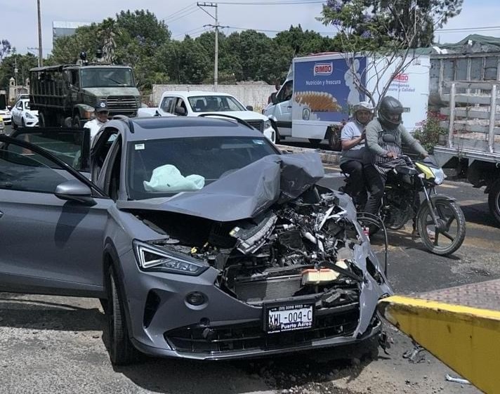 Estaquita destruye vehículo de lujo en puente de Atlixco