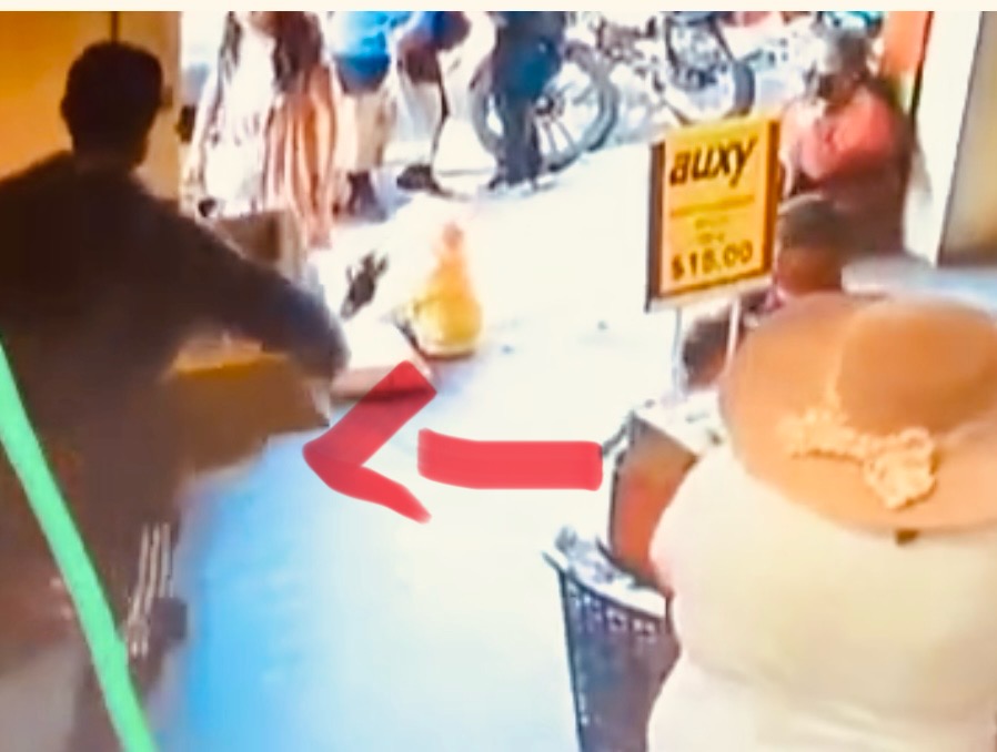 Descubren en Atlixco al robamochilas en los alrededores del tianguis