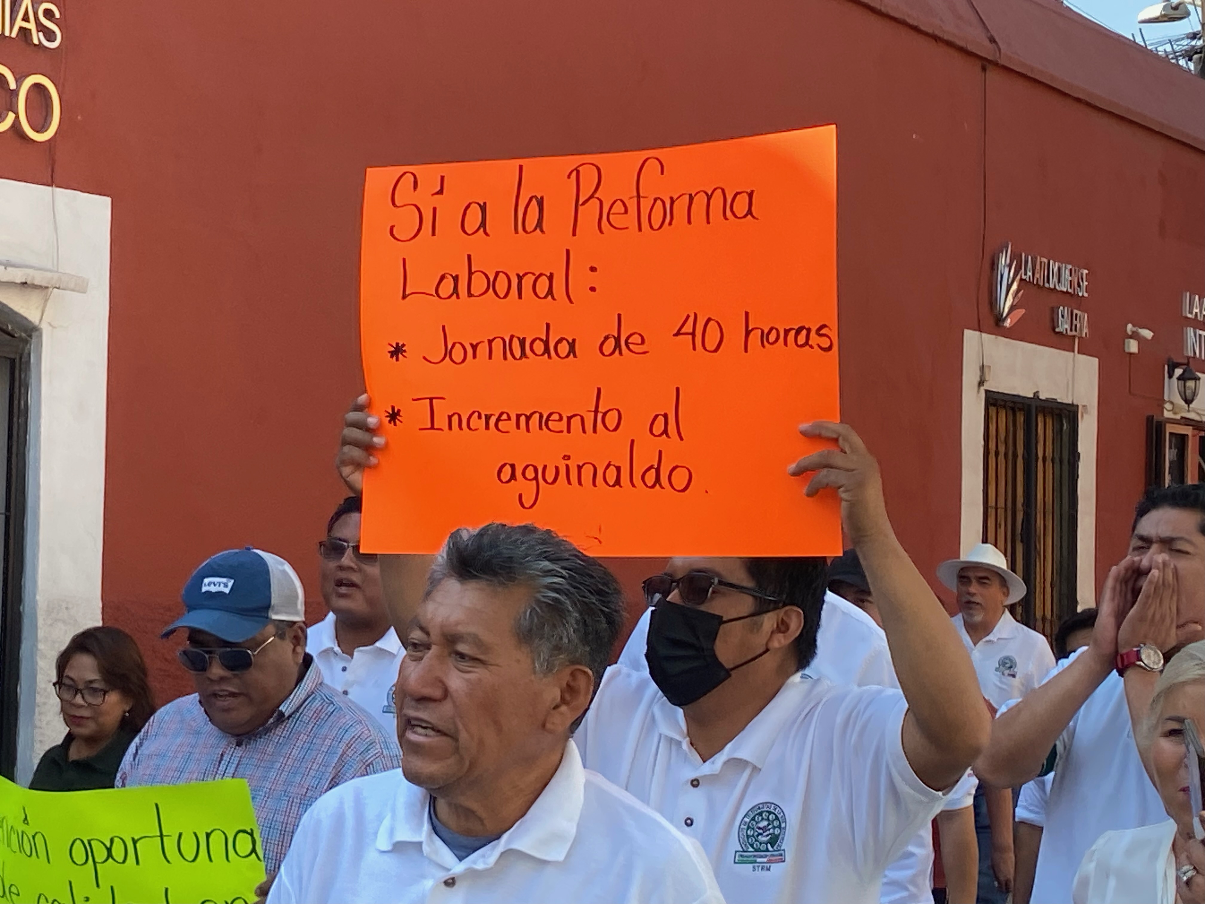Marchan telefonistas de Atlixco para reivindicar derechos laborales
