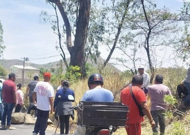Por problemas postelectorales bloquean de carreteras en Tianguismanalco 