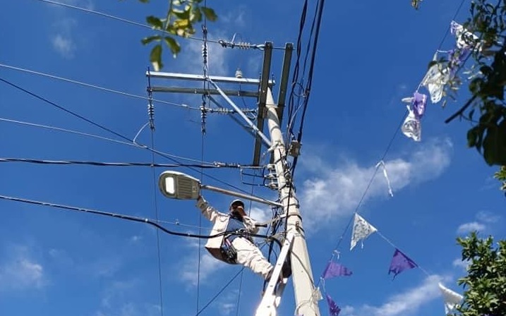 Termina electrocutado intentando arreglar poste de CFE en Atlixco