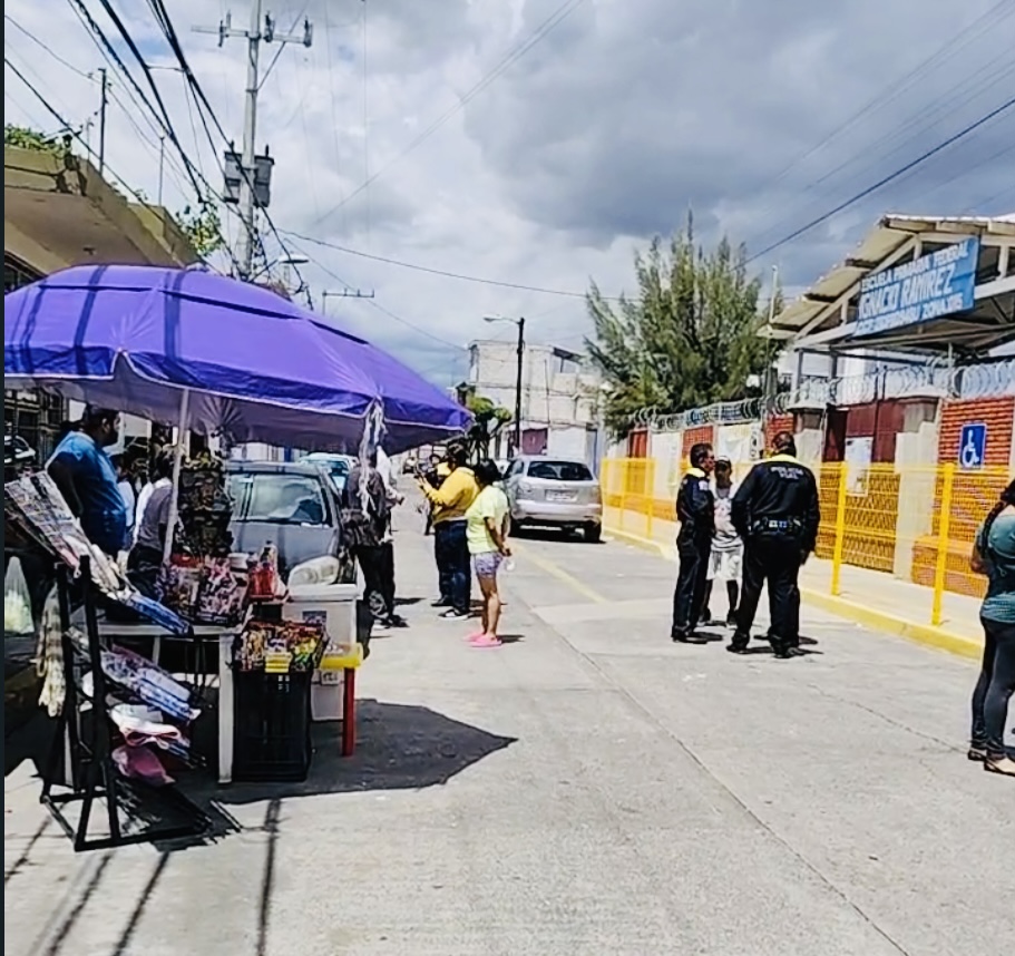 En Atlixco ansiosa mujer casi atropella a vigilante y choca contra auto 