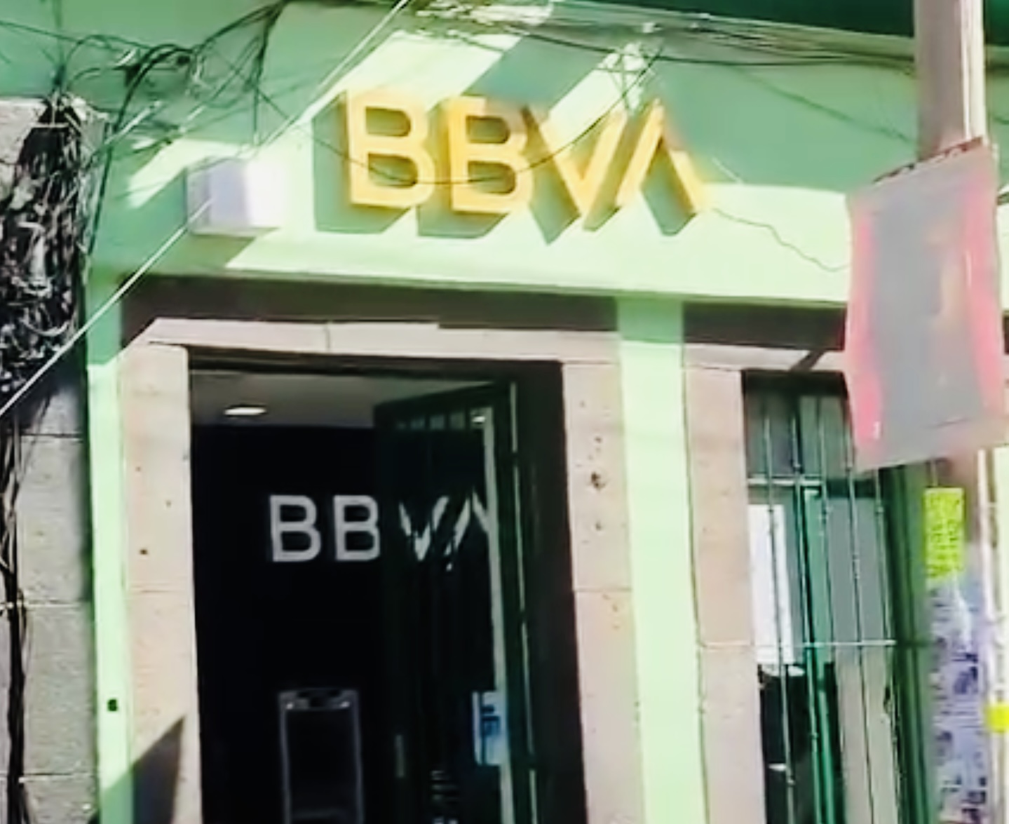 Atracan a mujer tras salir del banco BBVA en Atlixco